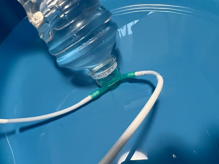 水素吸入器の水素ガス発生量を確かめるためにカニューらをペットボトルに入れる