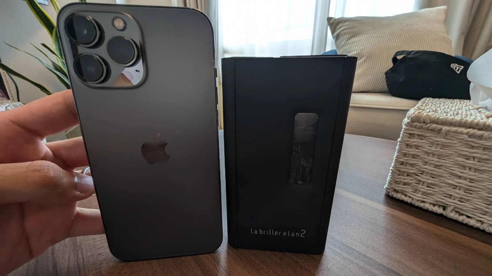 ラブリエエラン2とiPhone13Pro Maxとの大きさ比較