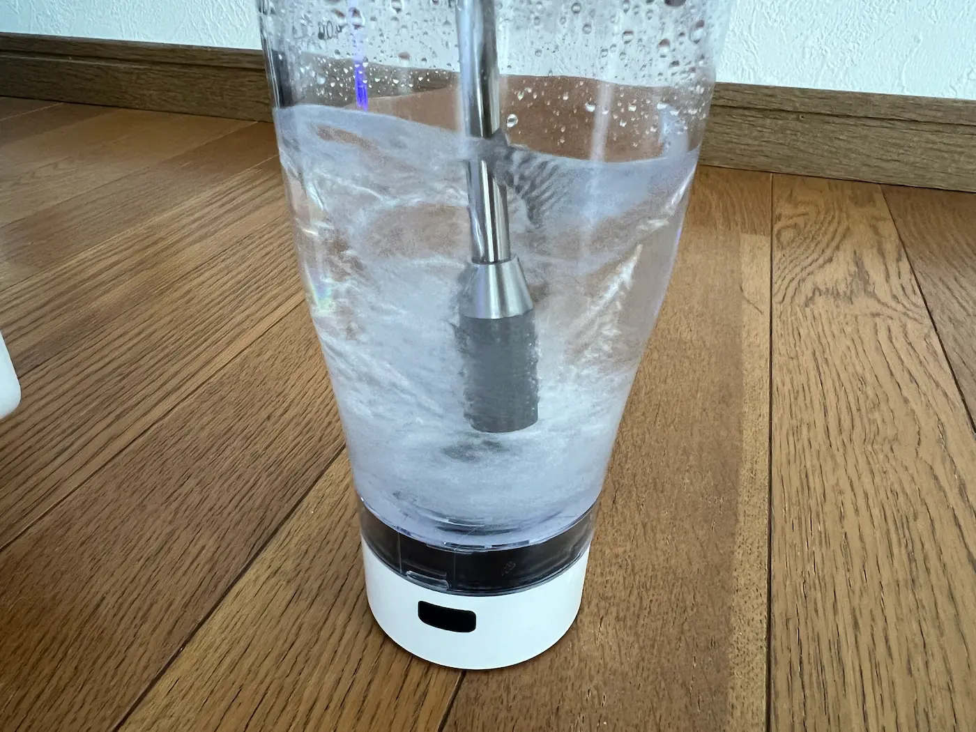 水素水生成スティックとタンブラーで水素水を作っている様子