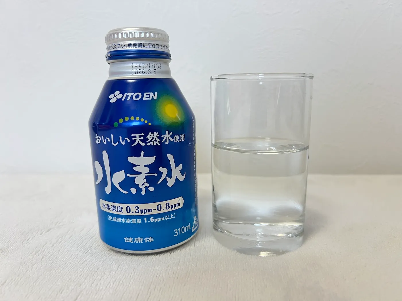 コップに注いだ伊藤園の水素水と製品