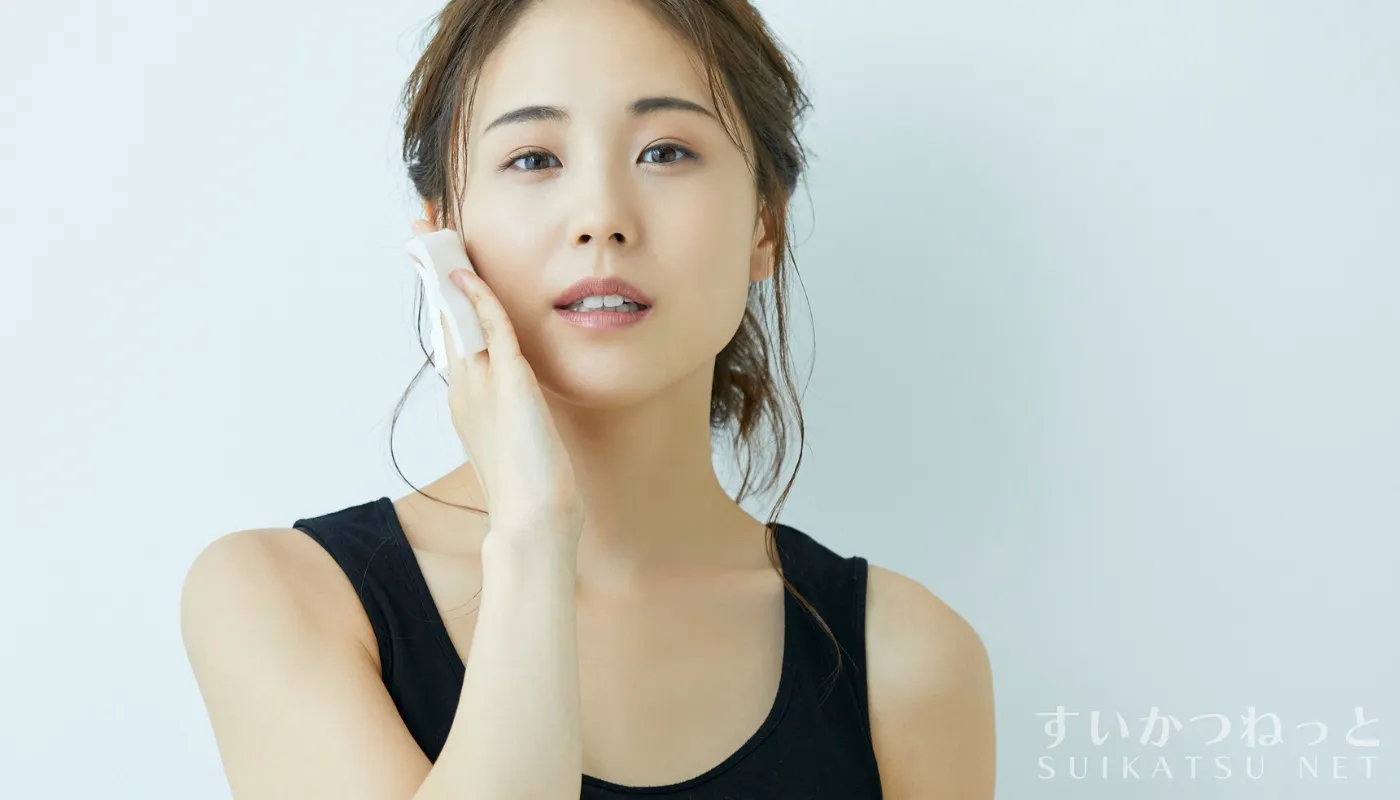 水素化粧水をパッティングする女性